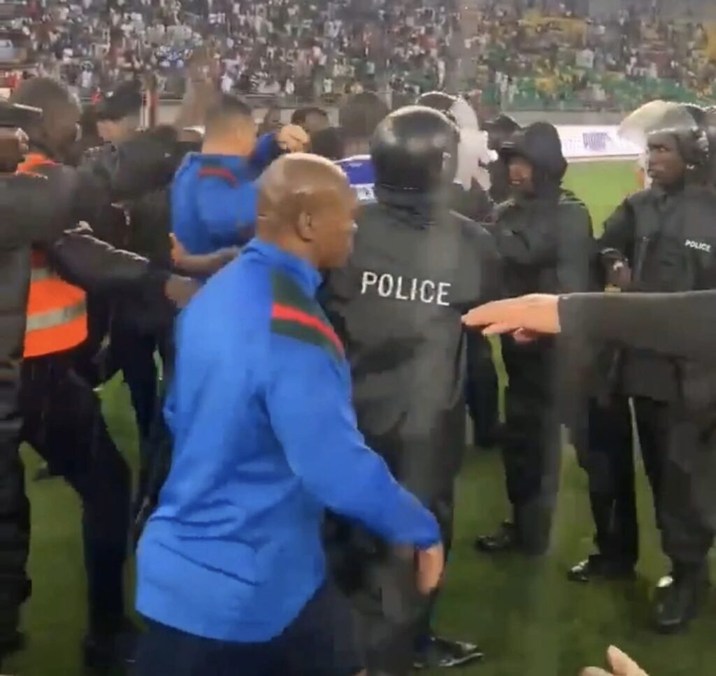 اشتباكات بعد مباراة مولودية الجزائر والهلال السوداني.. الأمن يتدخل لفض التوتر