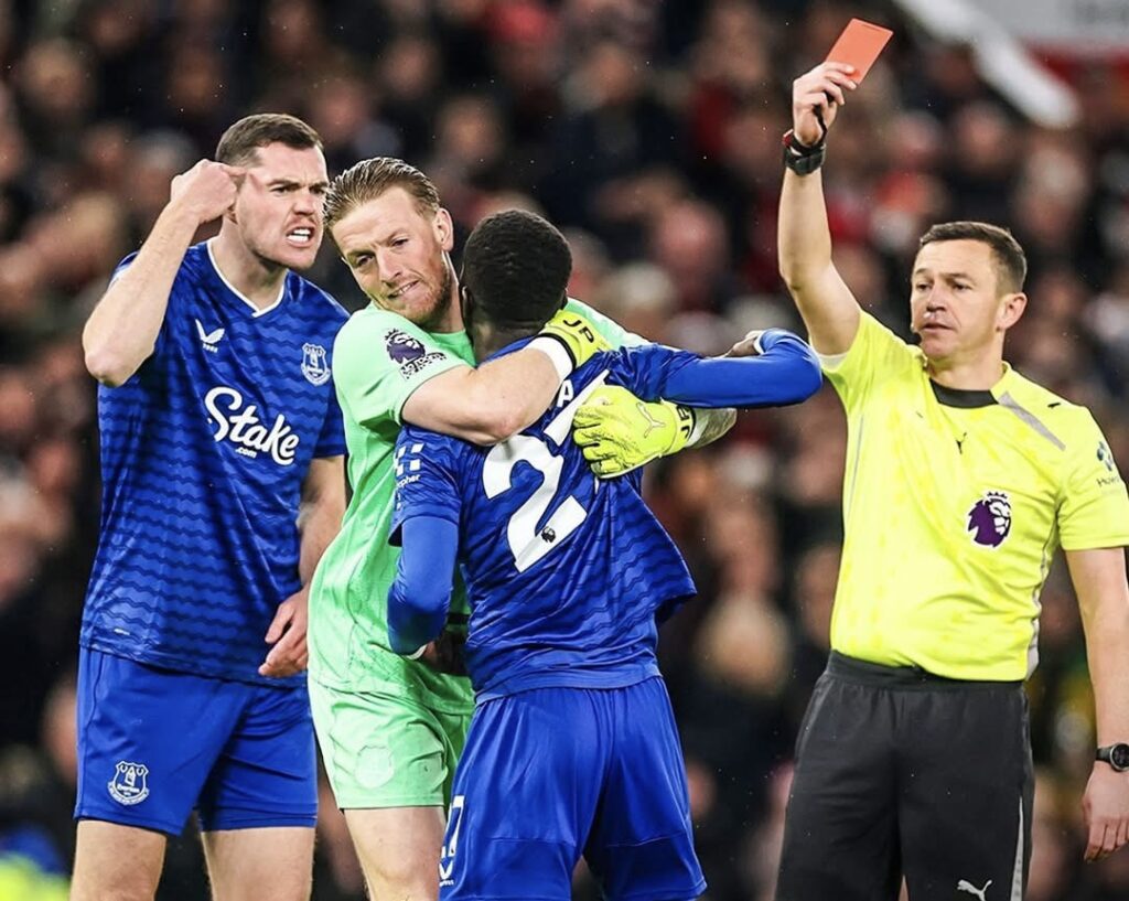 طرد مثير للجدل يهزّ أولد ترافورد.. إدريسا جاي يترك إيفرتون منقوصًا بعد اشتباك مع زميله