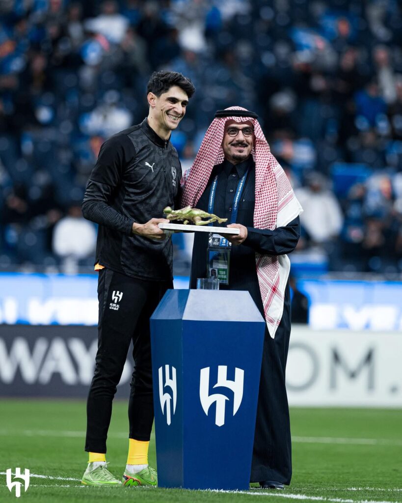 رئيس الهلال يكرّم ياسين بونو بعد تتويجه بجائزة أفضل حارس إفريقي لعام 2025