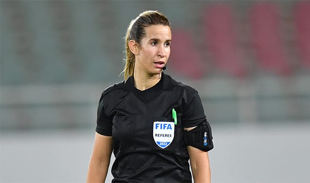 بشرى كربوبي… حكمة دولية مغربية تعلن اعتزالها برسالة مؤثرة تهزّ الوسط الكروي