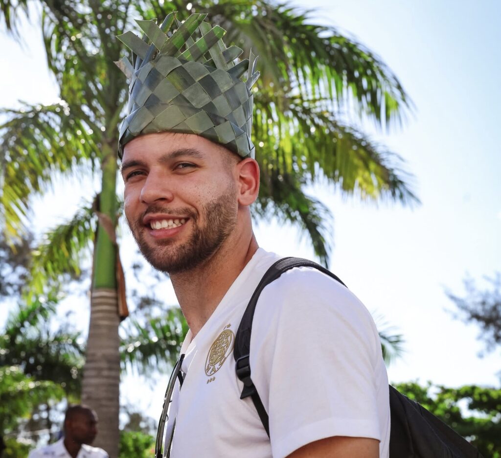 الوداد يحط الرحال في زنجبار بعد رحلة شاقة استعدادًا لمواجهة عزام