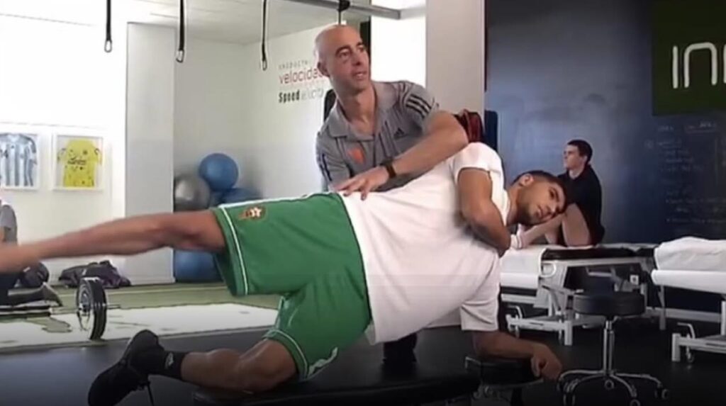 أشرف حكيمي يواصل التعافي في إسبانيا ويختار البقاء مع باريس سان جيرمان ع