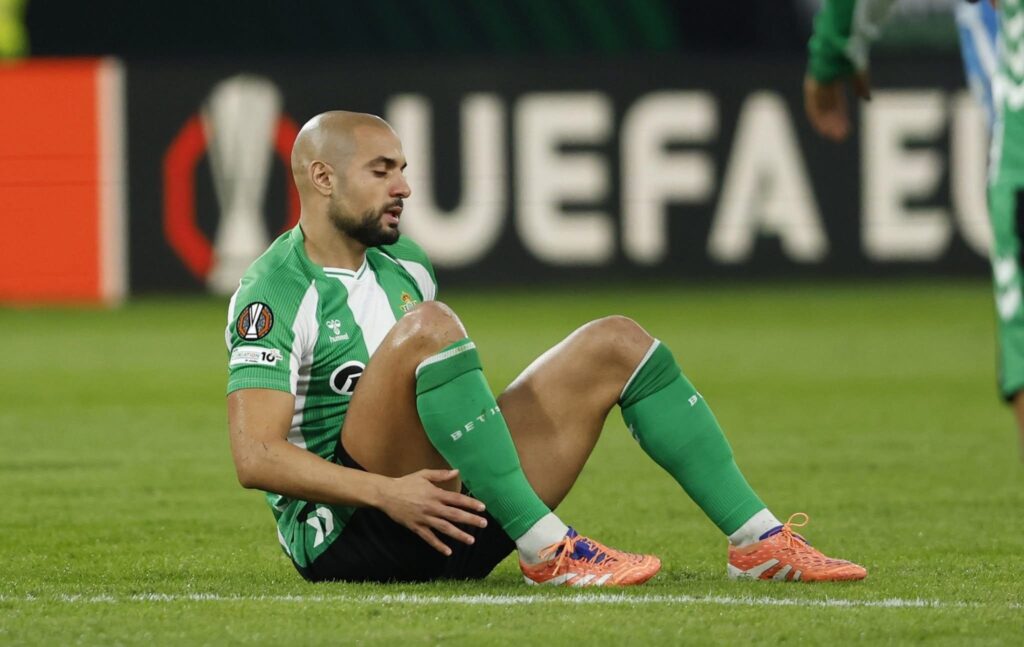 إصابة سفيان أمرابط تربك حسابات فريقه والمنتخب.. تفاصيل الوضع الصحي للنجم المغربي