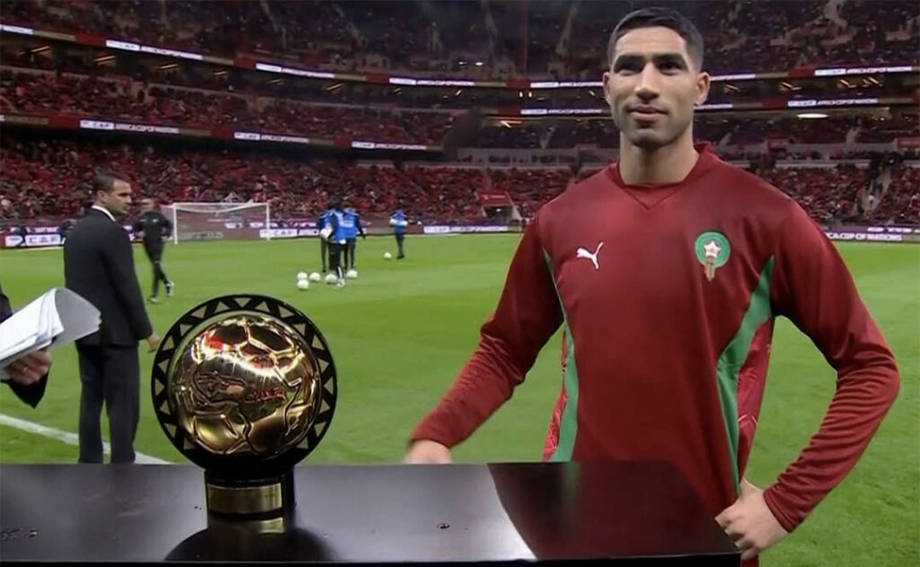 أشرف حكيمي يقدّم جائزة أفضل لاعب في إفريقيا للجماهير قبل مواجهة المغرب وجزر القمر