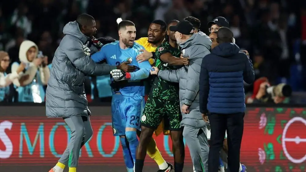 الكاف يفرض عقوبات صارمة على الاتحاد الجزائري بعد أحداث مباراة نيجيريا في ربع نهائي «كان 2025»