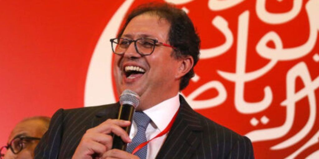 أفاد عدد من منخرطي نادي الوداد الرياضي، في بلاغ موجه إلى الرأي العام والجماهير، أنهم شرعوا في مباشرة إجراءات قانونية رسمية تروم المطالبة بفتح “افتحاص مالي شامل ومستقل” داخل النادي، وذلك على خلفية ما وصفوه بخرجة إعلامية غير محسوبة لرئيس النادي هشام أيت منا.  وأوضح البلاغ أن تصريحات الرئيس تضمنت، حسب تعبيرهم، تمرير معطيات “مغلوطة” من شأنها تضليل الجماهير وتغييب الحقائق المرتبطة بتدبير الشأن المالي داخل الفريق، وهو ما دفعهم إلى التحرك قانونيًا من أجل توضيح الصورة.  وأكد المنخرطون أن عدم الرد الفوري على تلك التصريحات لم يكن نتيجة تردد أو تأخر، بل جاء عن قصد وتريث، بهدف إعداد موقف مبني على معطيات دقيقة وأرقام موثقة، بعيدًا عن أي ردود فعل انفعالية قد تؤثر على النقاش.  واعتبر المصدر ذاته أن هذه الخطوة تندرج ضمن ما وصفه بـ”وقفة تأمل” تهدف إلى ضمان تدبير مالي سليم، وتشخيص دقيق لوضعية النادي، بعيدًا عن التأويلات، مع التشديد على ضرورة تكريس شفافية مؤسساتية تحترم تاريخ الوداد.  كما شدد البلاغ على أن الهدف الأساسي من هذه الإجراءات هو ربط المسؤولية بالمحاسبة، وضمان حق جماهير النادي في الاطلاع على الحقيقة كاملة بخصوص الوضعية المالية والإدارية للفريق الأحمر