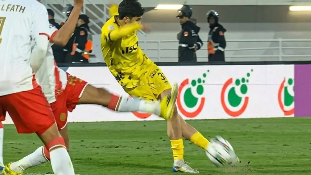 المغرب الفاسي يخطف الصدارة بهدف عالمي ويُسقط الوداد في قمة كروية راقية