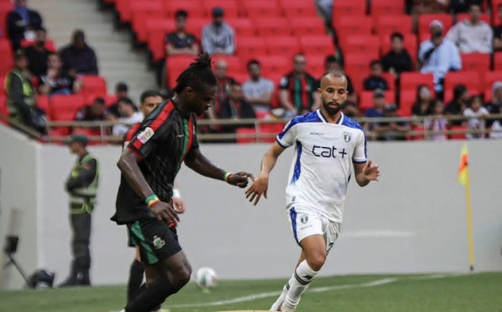 المغرب الفاسي يعتلي الصدارة… والرجاء يشعل الصراع، وتعثر الجيش الملكي يزيد الإثارة