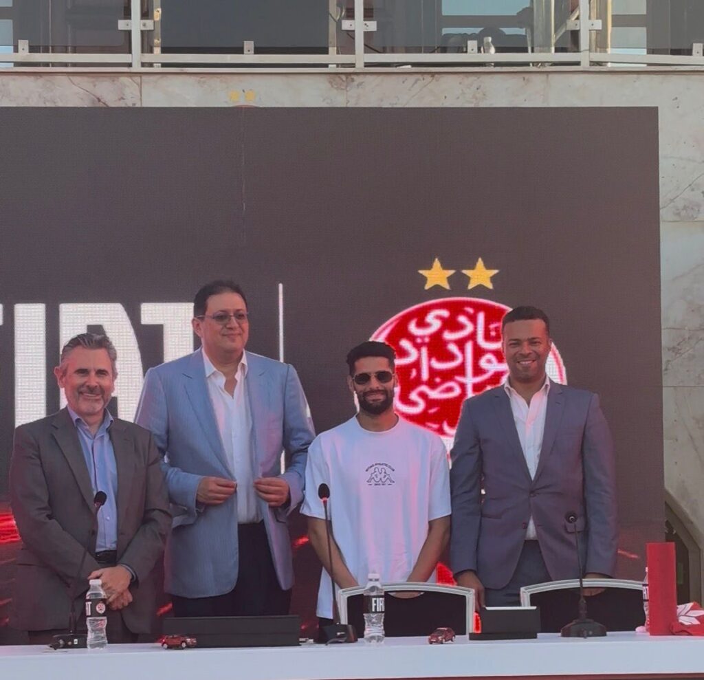 أيوب بوشتة يمثل لاعبي الوداد في حفل توقيع الشراكة الجديدة مع FIAT