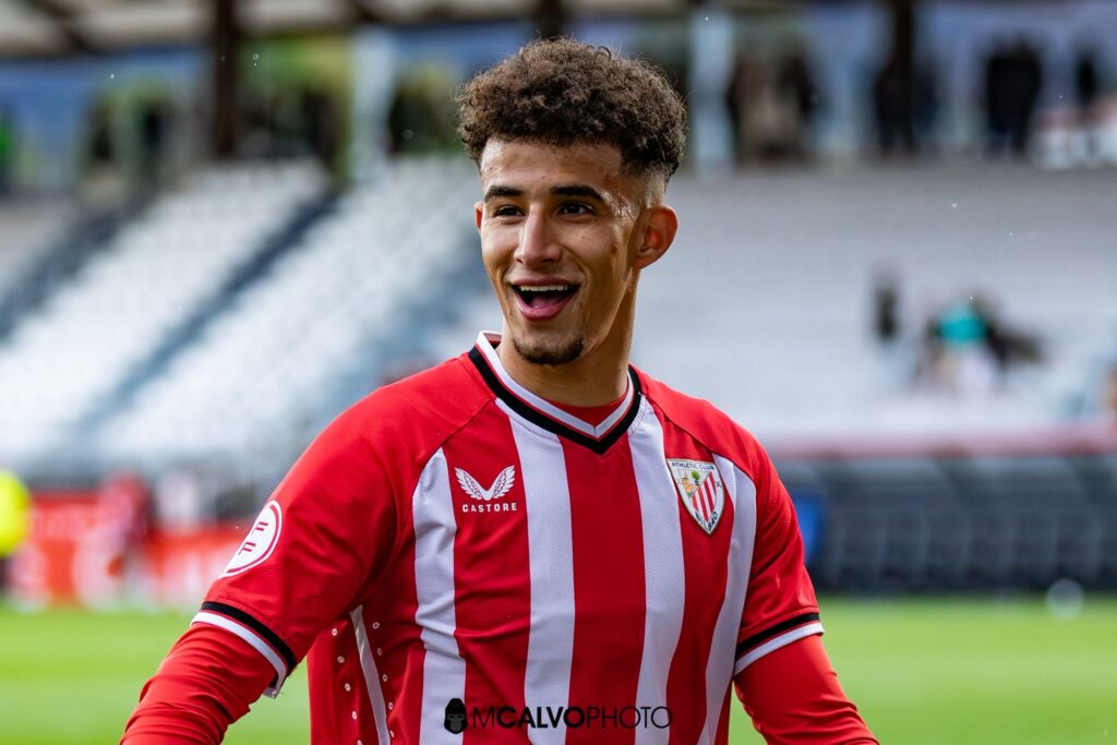 أيمن جلباط.. من مدرسة الرجاء الرياضي إلى الملاعب الإسبانية.. رحلة مدافع مغربي يشق طريقه بثبات نحو القمة